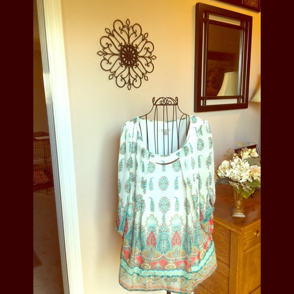 Adorable tunic with added jewelry piece - Picture 1 of 3